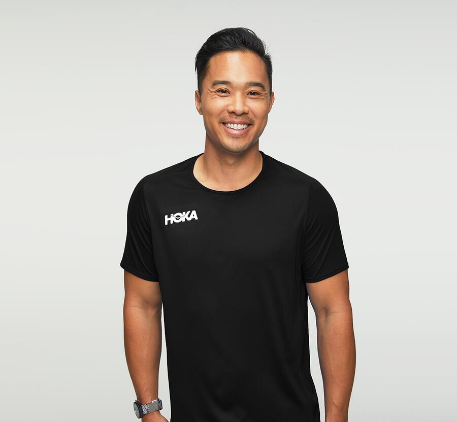 Hoka One One Tops Mens Black - Performance Short Sleeve - 91567PBDE